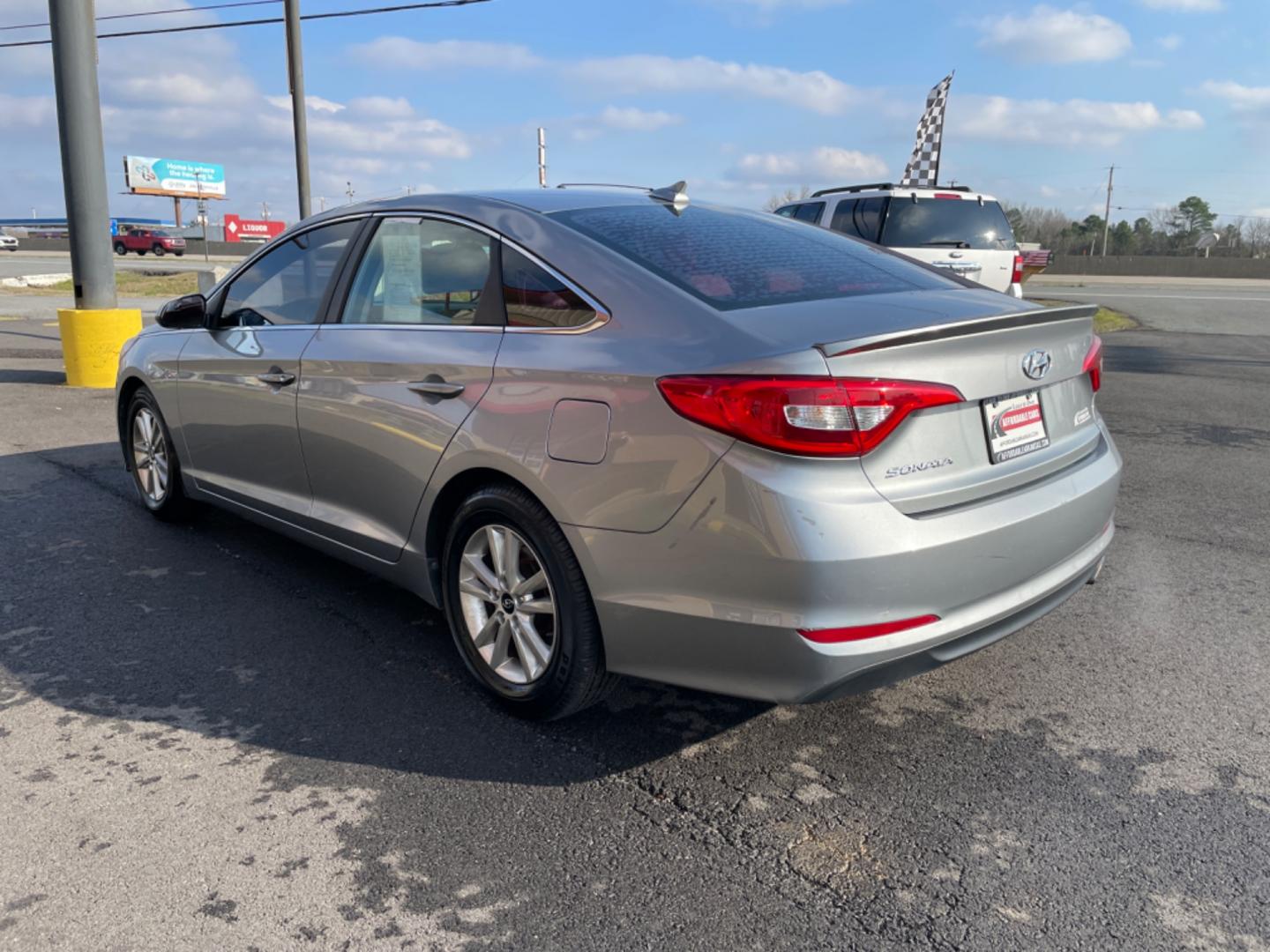 2015 Silver Hyundai Sonata (5NPE24AF0FH) with an 4-Cyl, 2.4 Liter engine, Auto, 6-Spd w/Shiftronic and Drive Mode Select transmission, located at 8008 Warden Rd, Sherwood, AR, 72120, (501) 801-6100, 34.830078, -92.186684 - Photo#5